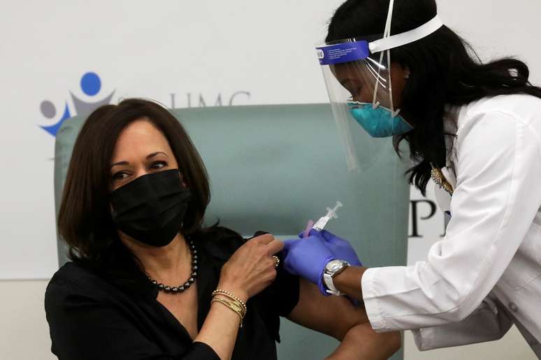 Vice-presidente eleita dos EUA, Kamala Harris, é vacinada contra Covid-19
29/12/2020
REUTERS/Leah Millis