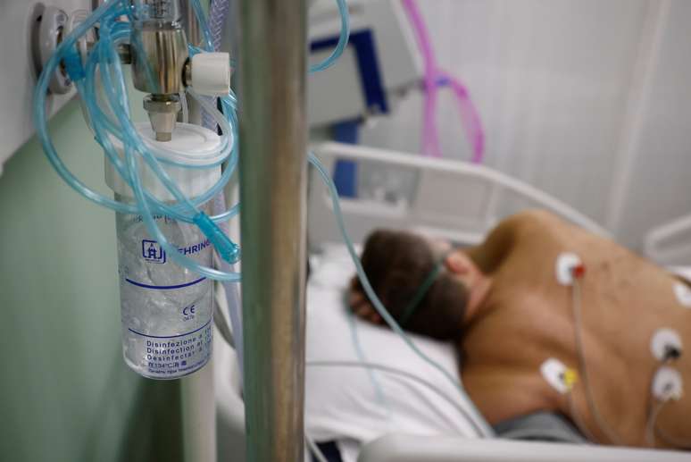 Paciente é tratado contra Covid-19 em hospital temportário em Moscou
17/11/2020
REUTERS/Maxim Shemetov