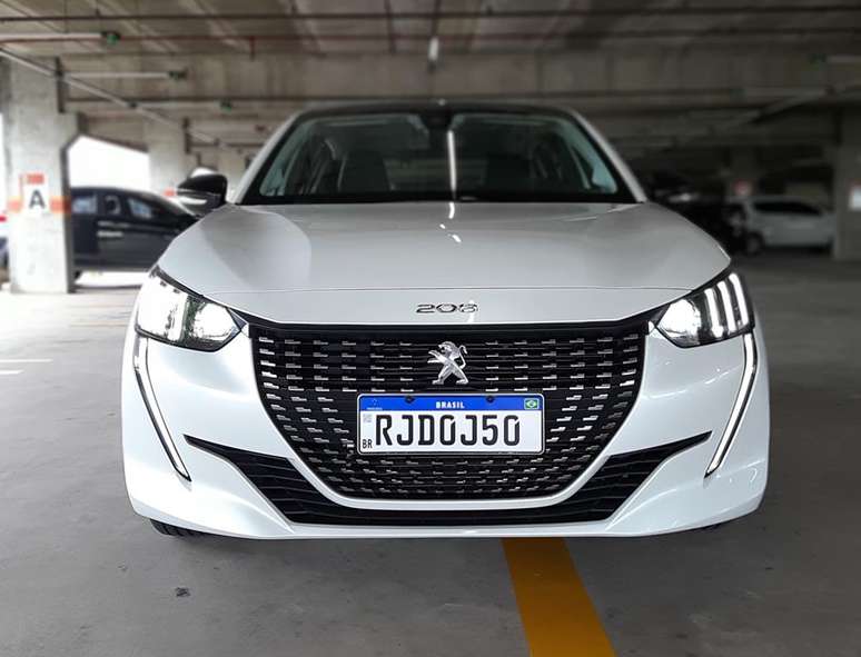 Novo Peugeot 208 Griffe: frente imponente e LEDs que simulam dentes do leão.