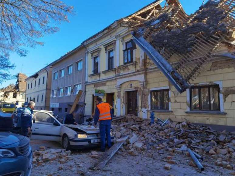 Petrinja foi atingida por dois fortes terremotos em menos de 24 horas