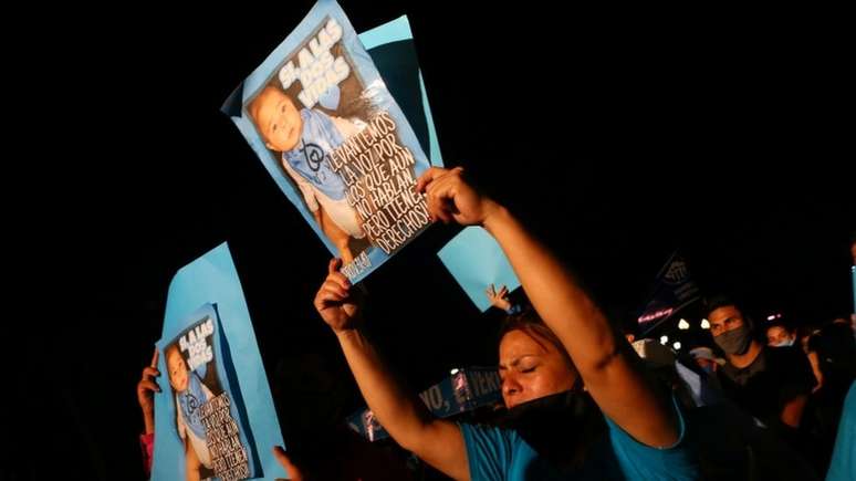 Manifestantes contrários à descriminalização do aborto também protestaram em frente ao Congresso