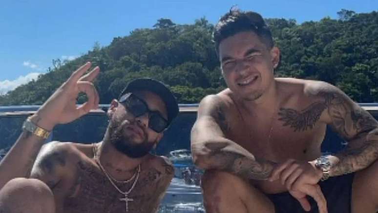 Neymar e o amigo Gil Cebola durante passeio de barco em Santa Catarina