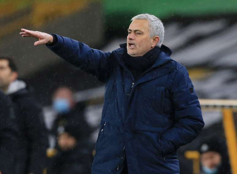 José Mourinho reclamou do adiamento de partida do Tottenham