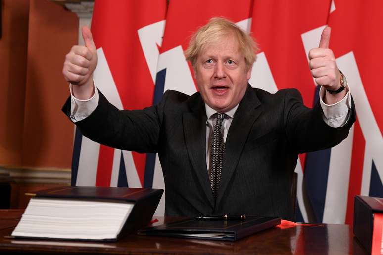 Premiê Boris Johnson assina acordo do Brexit com UE
 30/12/ 2020 Leon Neal/Pool via REUTERS   