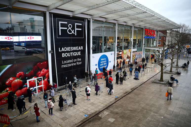 Pessoas fazem fila em supermercado de Londres em meio a novas medidas de restri&ccedil;&atilde;o
21/12/2020
REUTERS/Hannah McKay
