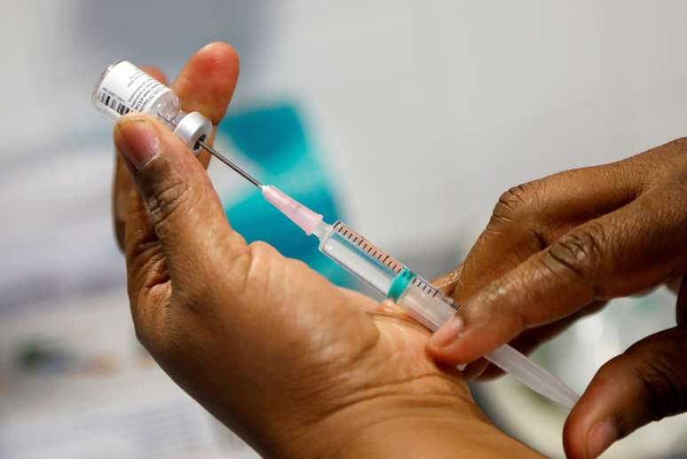 Enfermeira prepara dose da vacina da Pfizer-BioNTech contra Covid-19, em Bobigny, França
30/12/2020
REUTERS/Charles Platiau