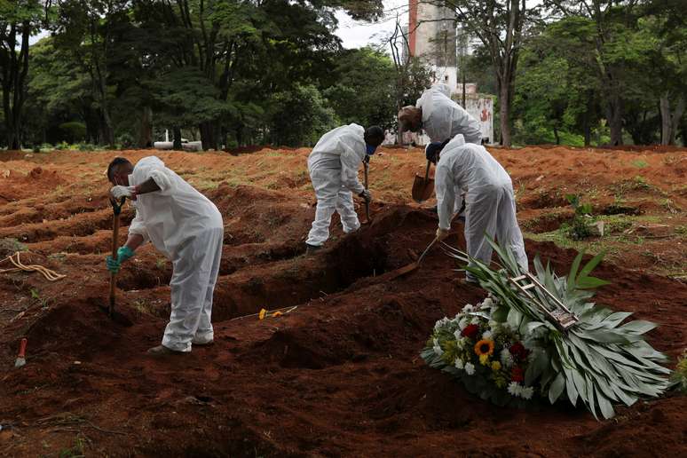 Sepultamento de vítima de covid-19 no cemitério da Vila Formosa, em São Paulo (SP) 
25/12/2020
REUTERS/Amanda Perobelli