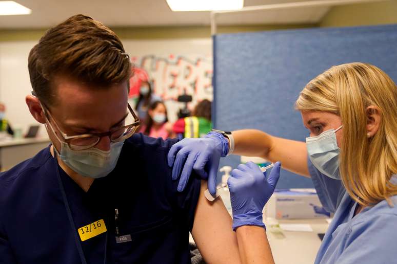 Profissional de saúde recebe vacina da Pfizer/BioNTech em Indianápolis, Indiana (EUA) 
16/12/2020
REUTERS/Bryan Woolston