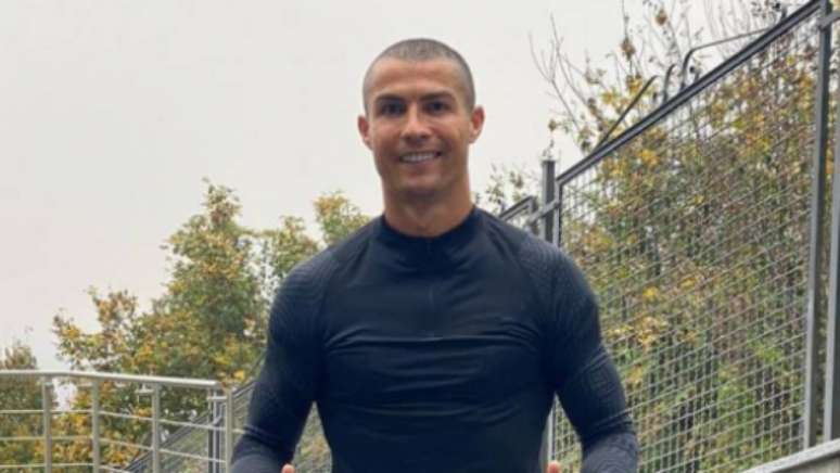 Durante a quarentena, Cristiano Ronaldo lançou novo visual com cabelo raspado (Foto: Reprodução)