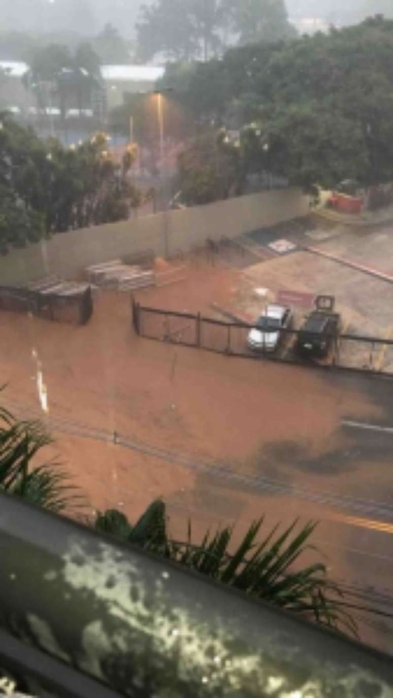 Sede do São Paulo atingida pelas fortes chuvas (Foto: Reprodução/Twitter)