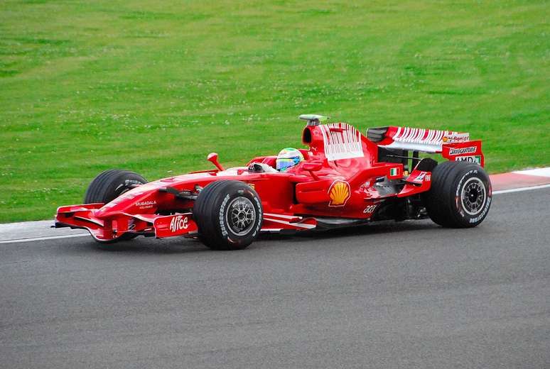 Para tentar driblar a proibição da publicidade de tabaco, a Ferrari correu de 2007 a 2010 com um código de barras no lugar da marca da Marlboro.