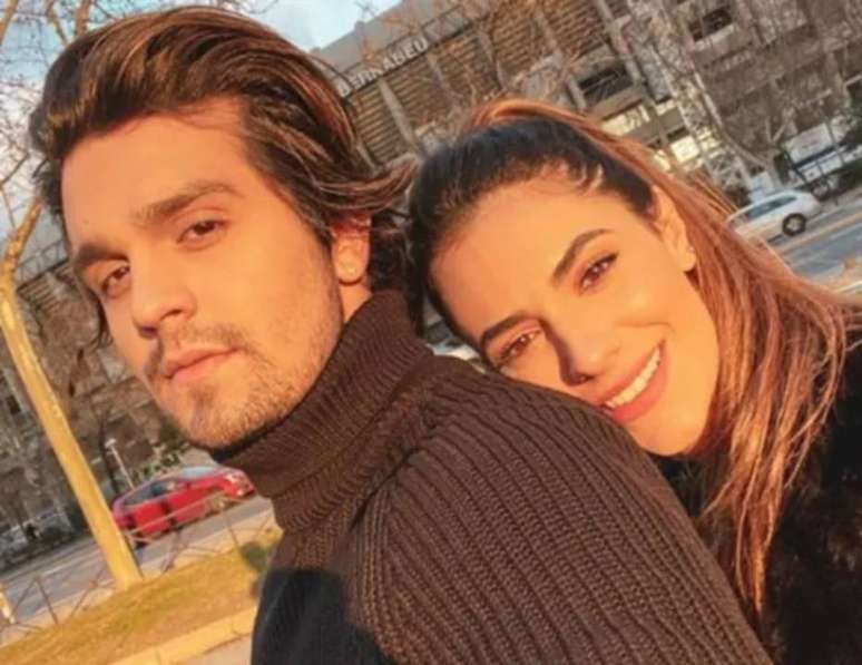Luan Santana e Jade Guimar&atilde;es - Depois de 12 anos juntos, Luan Santana e Jade Magalh&atilde;es anunciaram o t&eacute;rmino do noivado em 19 de outubro deste ano, atrav&eacute;s de publica&ccedil;&otilde;es nas redes sociais de ambos.&nbsp; Enquanto a estilista agradeceu os anos ao lado do cantor e disse que estava com o &ldquo;cora&ccedil;&atilde;o apertado&rdquo;, Luan fez um longo texto em homenagem a ex. &ldquo;H&aacute; algumas semanas terminamos. Choramos tanto que parecia que ia acabar o estoque de l&aacute;grimas dos olhos. Nos abra&ccedil;amos tanto que parecia que ia dar c&acirc;imbra nos cotovelos. Mas no fim, deixamos o destino fazer o trabalho dele&rdquo;, escreveu ele em um trecho da legenda.