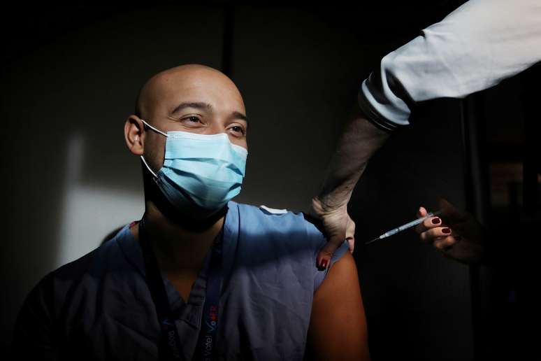 Médico recebe uma das primeiras doces da vacina contra coronavírus da Pfizer-BioNTech em Boston, Massachusetts, EUA, 16/12/2020.  Craig F. Walker/Pool via REUTERS 