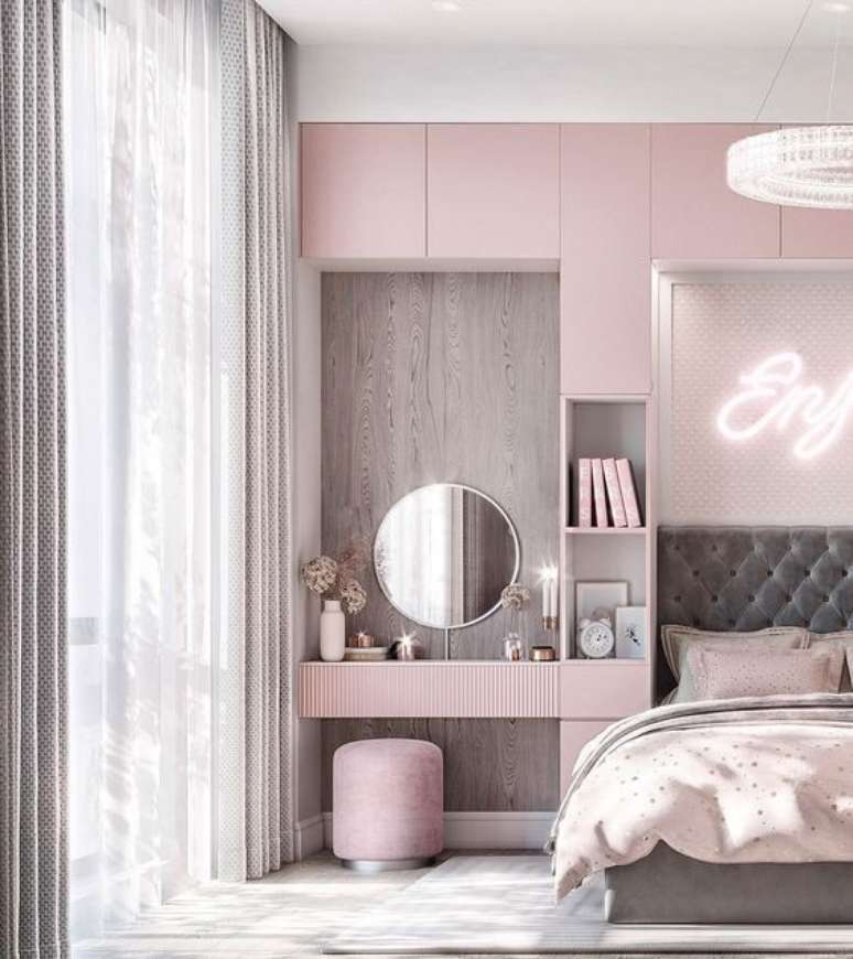 46. Quarto planejado cor de rosa com penteadeira ao lado da cama – Via: Pinterest
