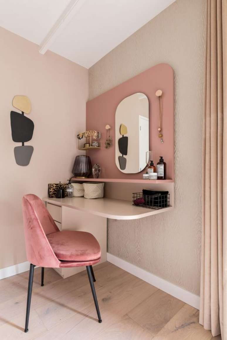 25. Quarto com penteadeira suspensa cor de rosa – Via: Karwei