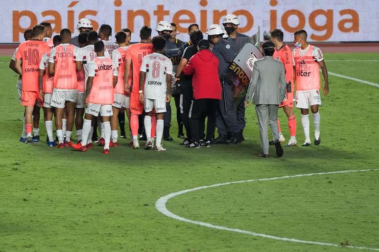 São Paulo reclamou bastante da arbitragem ao final do jogo