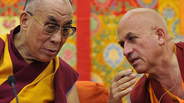 Na opini&atilde;o de Ricard, ser 'o mais feliz do mundo' est&aacute; ao alcance de qualquer pessoa que fizer a coisa certa. Na foto, o monge e bi&oacute;logo conversa com o Dalai Lama