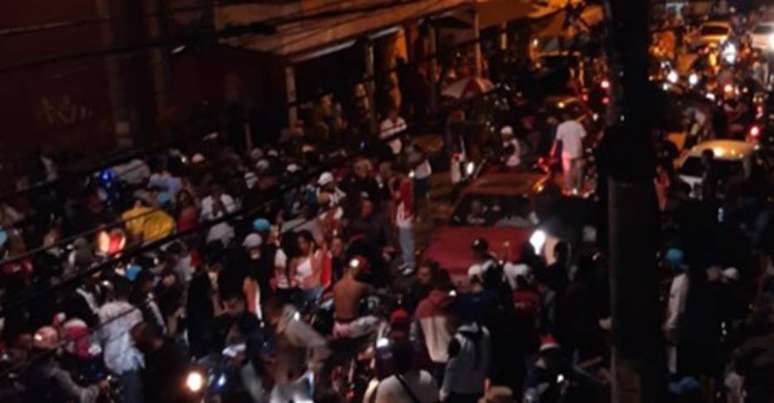 Pancad&atilde;o reuniu milhares de pessoas e avan&ccedil;ou por toda a madrugada, em V&aacute;rzea Paulista, no interior