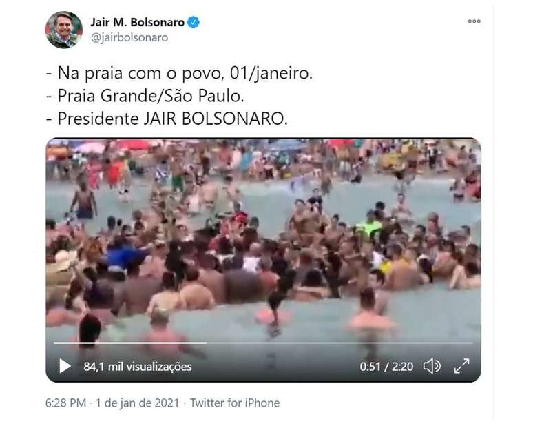 Sem máscara, Bolsonaro nada com banhistas e gera aglomeração em Praia Grande