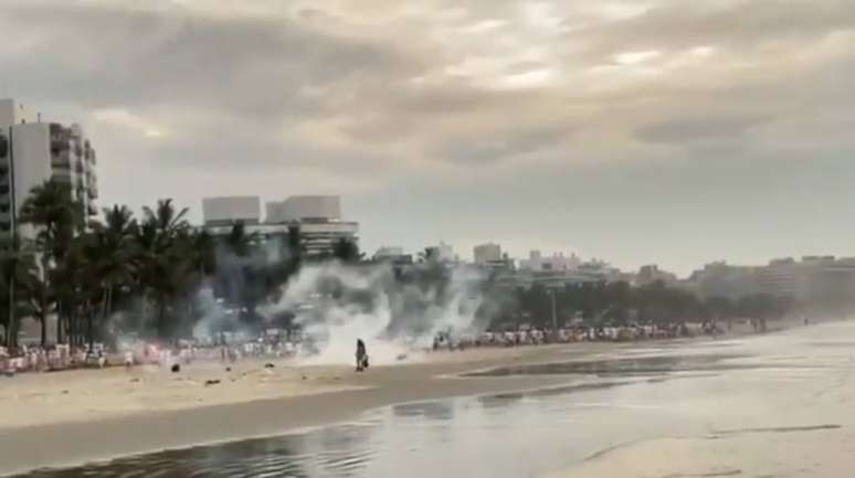 Policiais militares foram à praia e usaram bombas de efeito moral para dispersar a aglomeração de turistas durante um luau