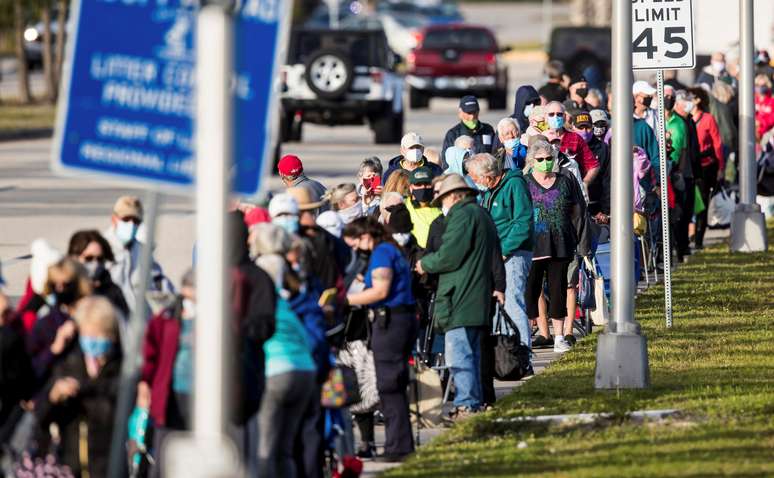Centenas de pessoas fazem fila fora de biblioteca em Fort Myers, Flórida, para serem vacinadas contra Covid-19
30/12/2020
Andrew West/The News-Press/USA TODAY NETWORK via REUTERS