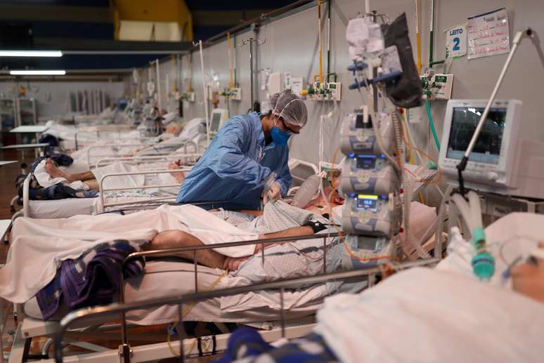 Enfermeira trata de paciente com Covid-19 em hospital de campanha em Santo André (SP)
01/01/2021
REUTERS/Amanda Perobelli