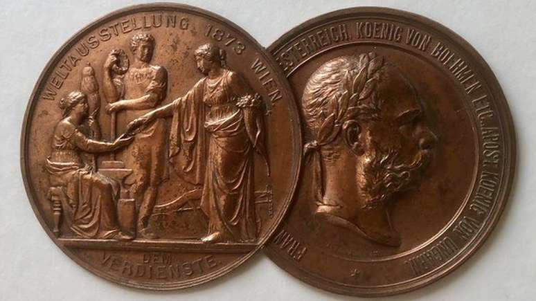 Pryce Jones participou de exposições em todo o mundo e ganhou várias medalhas, como esta na Feira de Viena de 1873.