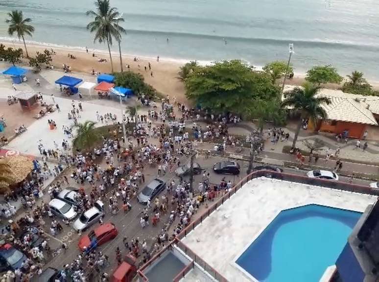 Banhistas se aglomeram em praia da região central de Caraguatatuba