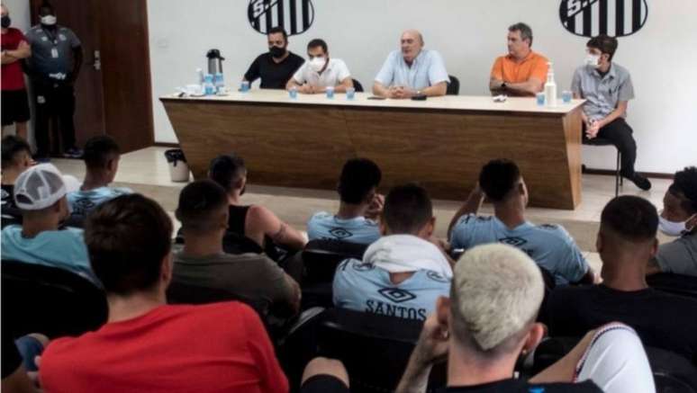 Novos dirigentes do Santos se apresentam para atletas