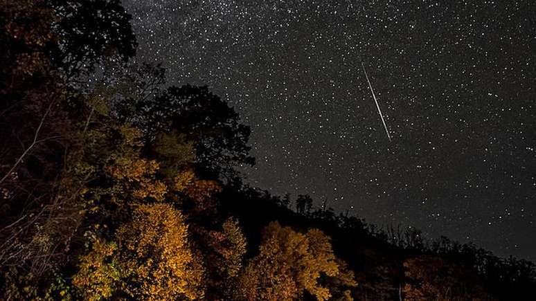 Meteoros percorrem a atmosfera, criando um espetáculo visual