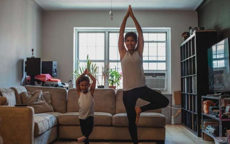 Veja como fazer posturas fáceis de Yoga -