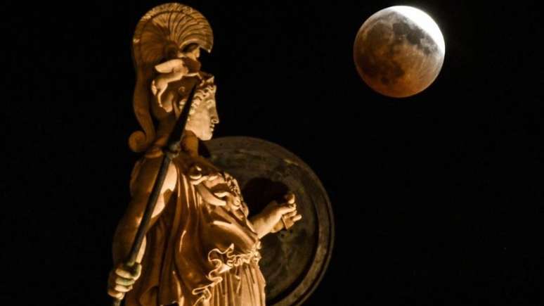 A 'Regra de Ouro' &eacute; um elemento comum a todos os movimentos filos&oacute;ficos que emergiram na Era Axial