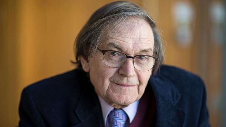 Roger Penrose recebeu o Prêmio Nobel de Física por seu trabalho sobre singularidades