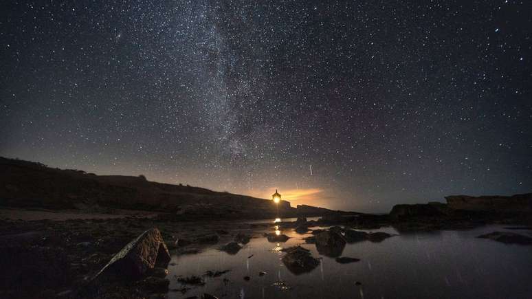 Nossa própria galáxia, a Via Láctea, tem um buraco negro supermassivo em seu centro, a cerca de 26 mil anos-luz do Sistema Solar