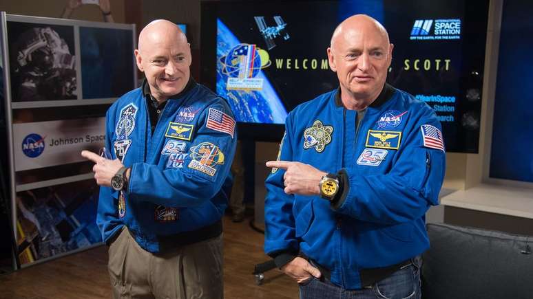 Scott Kelly (à esquerda) com seu irmão gêmeo Mark