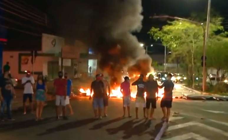 TERE1 - CIDADES - Moradores bloqueiam Av. Duque de Caxias em protesto pela falta de energia em Teresina ? Foto: Reprodu??o/TV Clube