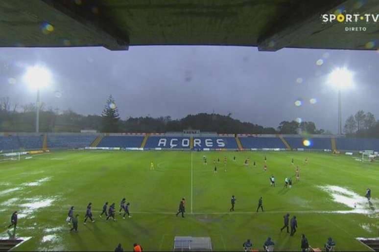 Campo ficou alagado após forte chuva (Foto: Reprodução/Sport TV)