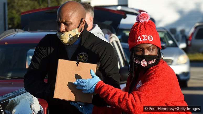 Durante a pandemia de covid-19, muitas pessoas se ofereceram para ajudar os mais vulneráveis