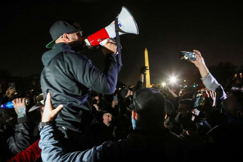 Apoiadores do presidente dos EUA, Donald Trump, durante protesto em Washington
11/12/2020
REUTERS/Jim Urquhart