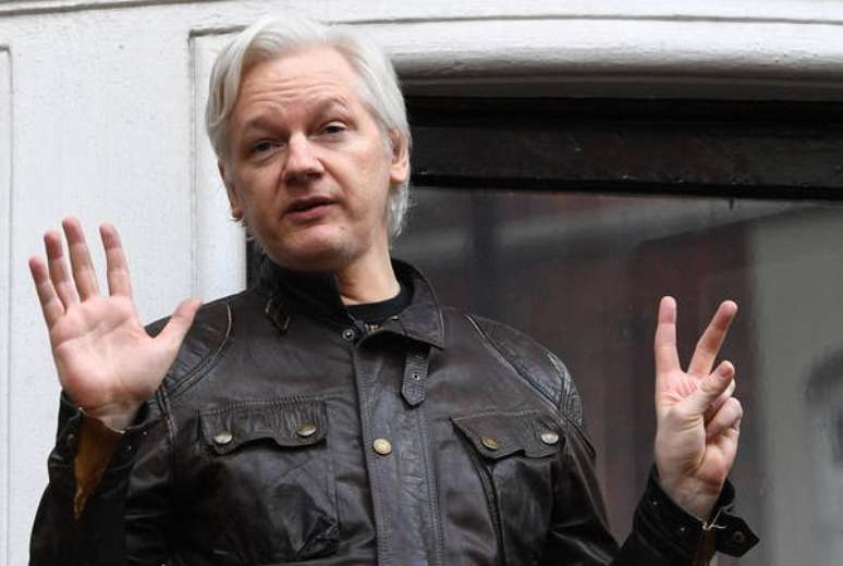 Assange não será extraditado aos EUA por 'risco de suicídio', decidiu juíza