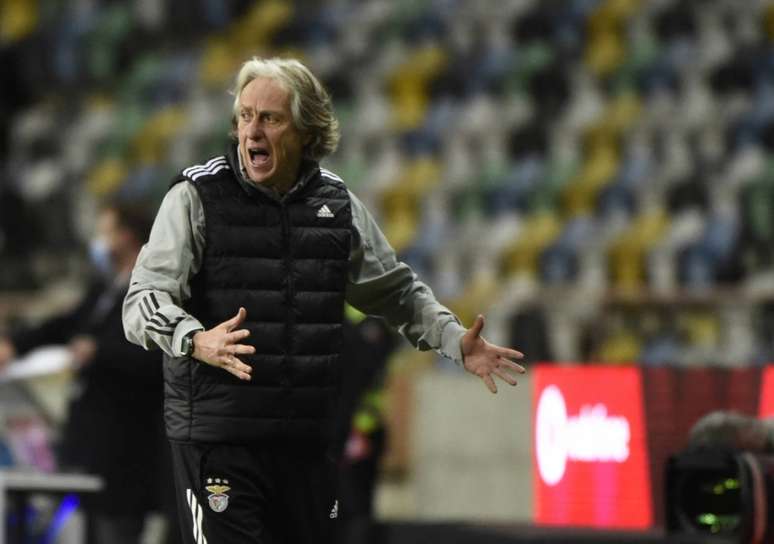 Jorge Jesus está na segunda passagem pelo Benfica (Foto: MIGUEL RIOPA / AFP)