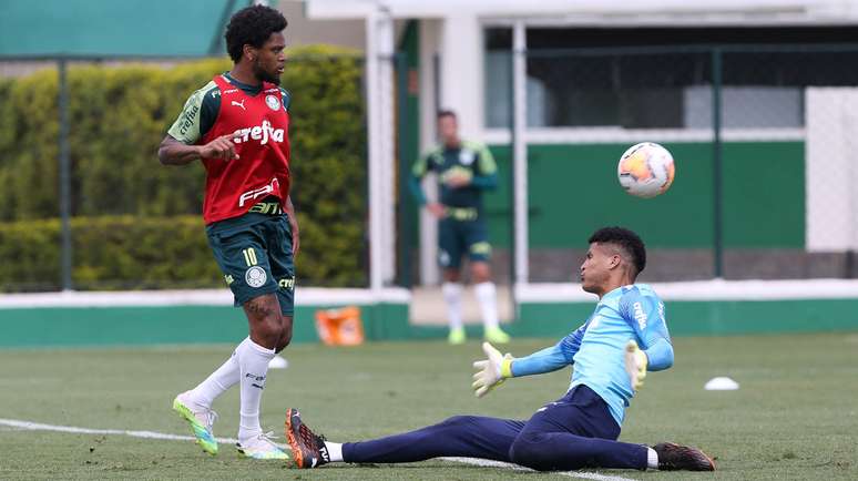 Luiz Adriano participa de treino antes da viagem do Palmeiras para a Argentina