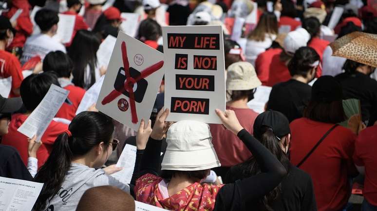 Manifestantes pedem ao governo da Coreia do Sul que reprima os crimes generalizados de pornografia de câmera escondida durante um comício em Seul