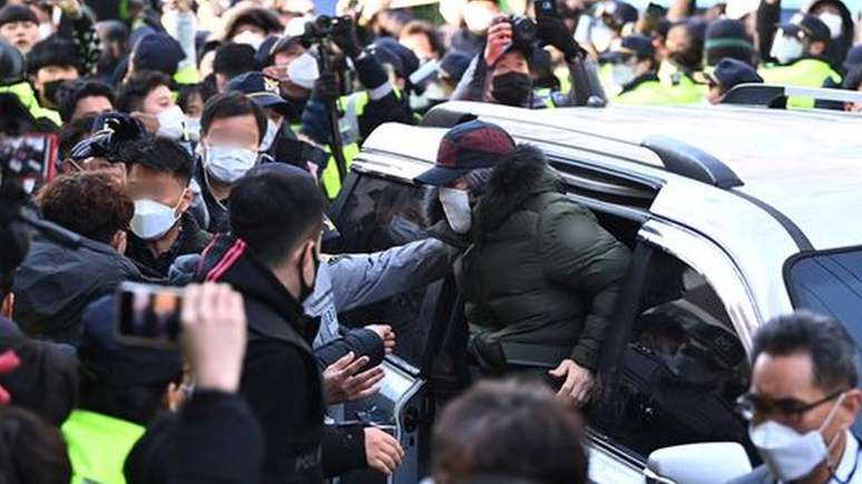 Multidão se reuniu para protestar contra libertação de Cho, que cumpriu pena reduzida de 12 anos