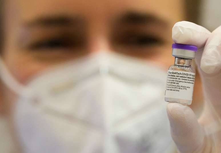 Médico segura um frasco da vacina Pfizer-BioNTech contra Covid-19 em Potsdam, Alemanha 05/01/2021.  Soeren Stache/Pool via REUTERS 