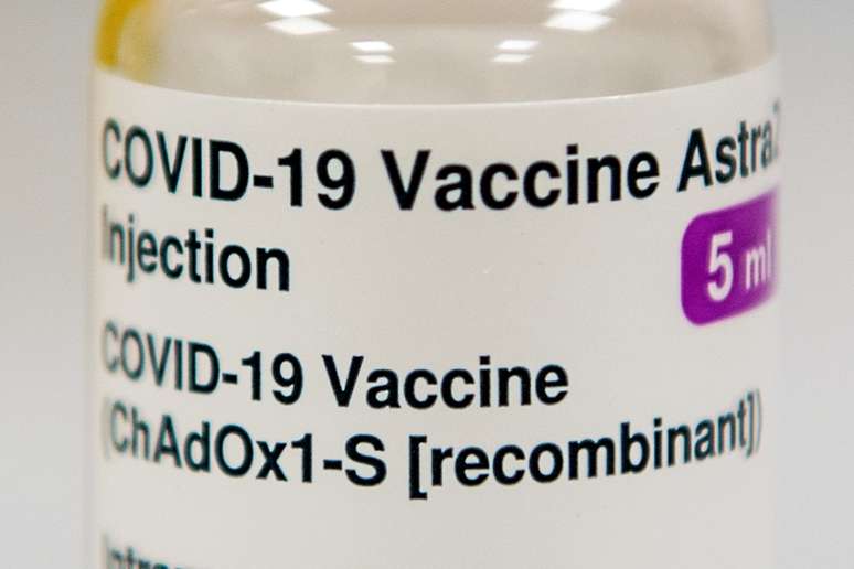Ampola da vacina da AstraZeneca contra Covid-19
04/01/2021
Andy Buchanan/Pool via REUTERS