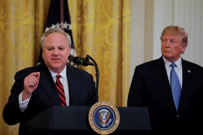 Secret&aacute;rio do Interior dos EUA, David Bernhardt, ao lado do presidente Donald Trump em evento na Casa Branca 
08/07/2019
REUTERS/Carlos Barria