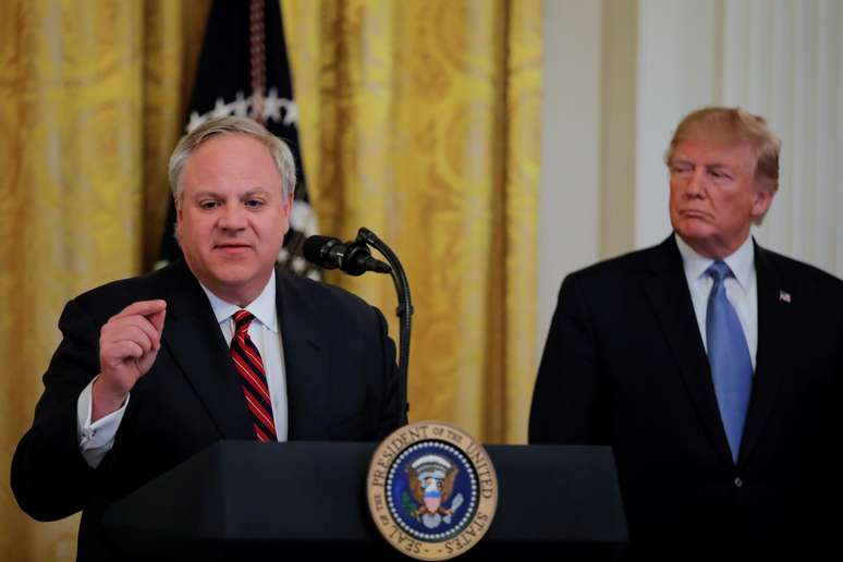 Secretário do Interior dos EUA, David Bernhardt, ao lado do presidente Donald Trump em evento na Casa Branca 
08/07/2019
REUTERS/Carlos Barria