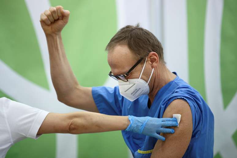 Profissional de saúde reage após receber a vacina na Áustria
REUTERS/Lisi Niesner