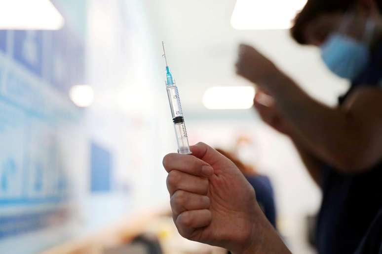 Enfermeira prepara dose de vacina contra coronavírus da Pfizer/BioNTech em hospital de Santiago, no Chile
24/12/2020
REUTERS/Ivan Alvarado/File Photo